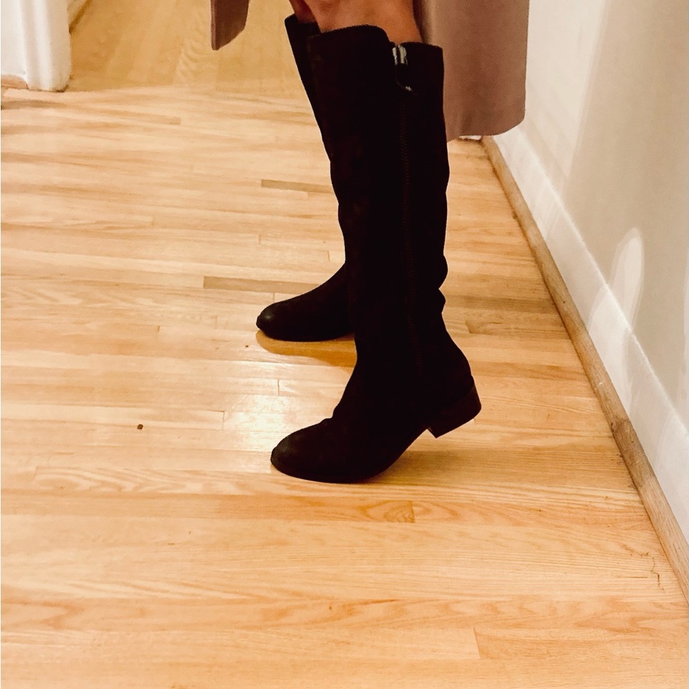 Like NEW, wore once : flat boots in black leather Nubuck , size 6